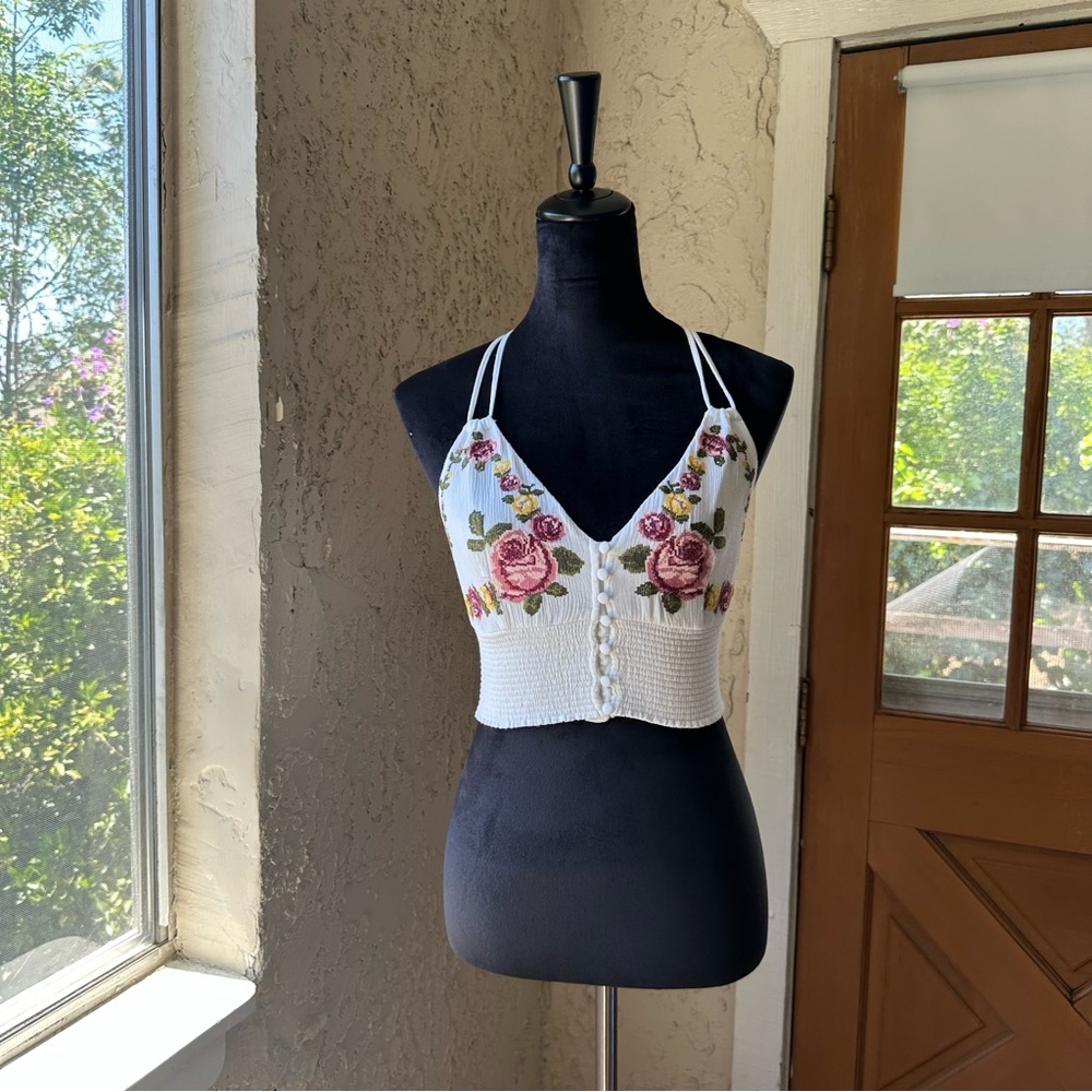 🦋 F21 V Neck Smocked Waist Button Detail Floral Embroidered White Crop Top